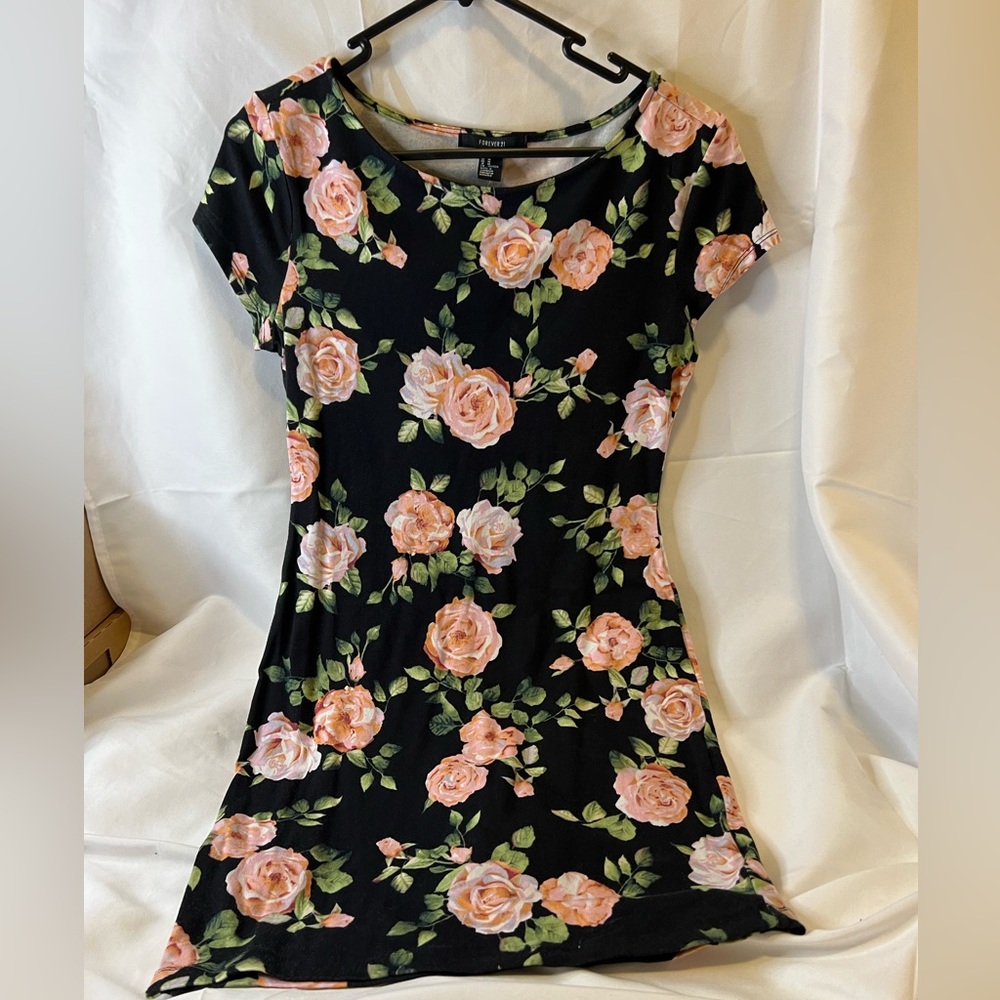 Forever 21 | Black Rose design on Dress short sleeve